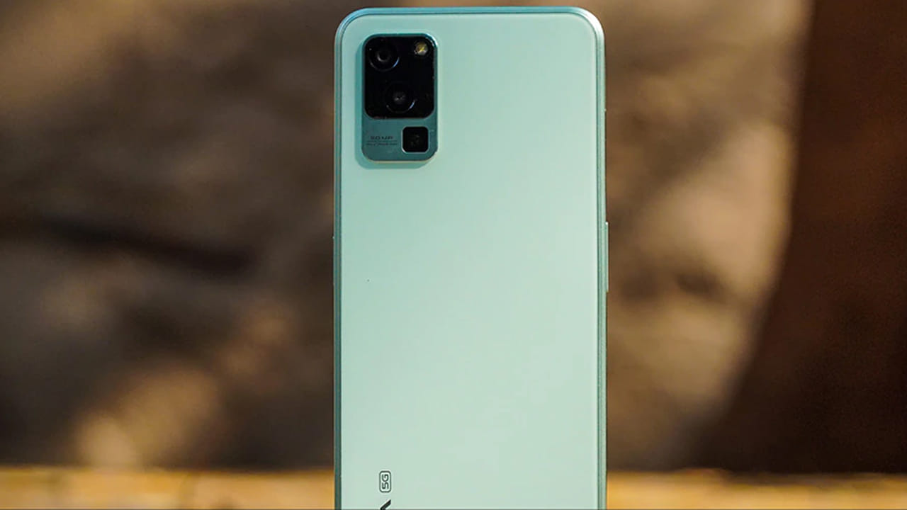 Lava Blaze 5G: లావా బ్లేజ్ స్మార్ట్ ఫోన్ అమెజాన్లో రూ. 9,799కి అందుబాటులో ఉంది. ఈ ఫోన్లో 50 మెగాపిక్సెల్స్తో కూడిన ఏఐ ట్రిపుల్ కెమెరా సెటప్ను అందించారు. ఆండ్రాయిడ్ 13 ఆపరేటింగ్ సిస్టమ్తో పనిచేసే ఈ ఫోన్లో 6.5 ఇంచెస్తో కూడిన డిస్ప్లేను అందించారు.