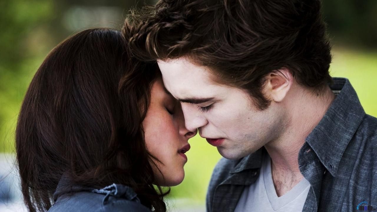 అలాగే ముద్దులు పెట్టుకోవడం వల్ల పళ్ల సమస్యలు కూడా వచ్చే అవకాశాలు ఉన్నాయి. చిగుళ్ల సమస్యలు కూడా తలెత్తవచ్చు. కొంతమంది అతిగా ముద్దులు పెట్టుకుంటారు. దీని వ్లల క్లామిడియా గొనేరియా వంటి లైంగిక సమస్యలు కూడా రావచ్చు. 
