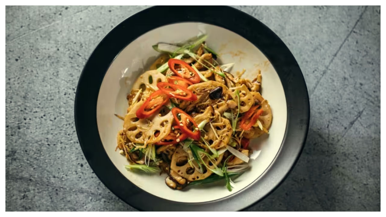 అలా విధంగా తామర పువ్వ వేర్లను ఉపయోగించే జీర్ణ సంబంధిత సమస్యలను కూడా తగ్గించుకోవచ్చు. ఈ వేర్లలో ఫైబర్ కంటెంట్ అనేది మెండుగా ఉంటుంది. కాబట్టి దీంతో తయారు చేసిన ఆహారాలు తీసుకుంటే.. జీర్ణ క్రియ మెరుగు పడుతుంది.
