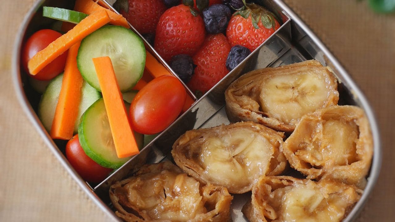 దీని వల్ల బ్యాక్టీరియా వంటివి వేగంగా పెరుగుతాయి. ఇవి తినడం వల్ల అనారోగ్య పాలవుతారు. అనారోగ్యాన్ని పెంచుతాయి. మీరు తినే ఆహారం త్వరగా పాడవ్వకుండా ఉండాలంటే.. సరైన విధంగా ప్యాకేజ్ చేయాలి.
