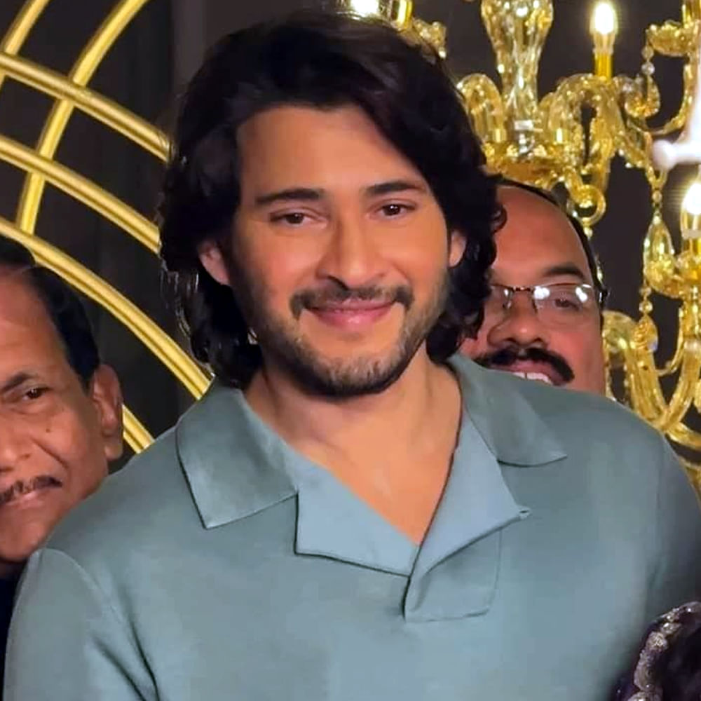 డేరింగ్ అండ్ డాషింగ్ హీరో అనే పేరుండేది సూపర్స్టార్ కృష్ణకి. ఇప్పుడు సేమ్ నేమ్ కోసం ట్రై చేస్తున్నట్టుంది మహేష్ స్టైల్ చూస్తుంటే. ఓ వైపు రాజమౌళి సినిమా ఇంకా స్టార్ట్ కానేలేదు.. అంతలోనే ఆ సినిమా లుక్తో పబ్లిక్ అప్పియరెన్స్ ఇచ్చేశారు మహేష్. మొన్న మొన్నటిదాకా చాటుమాటుగా తిరిగిన మహేష్.. ఇంత డేర్ ఎందుకు చేస్తున్నట్టు... చూసేద్దాం వచ్చేయండి...