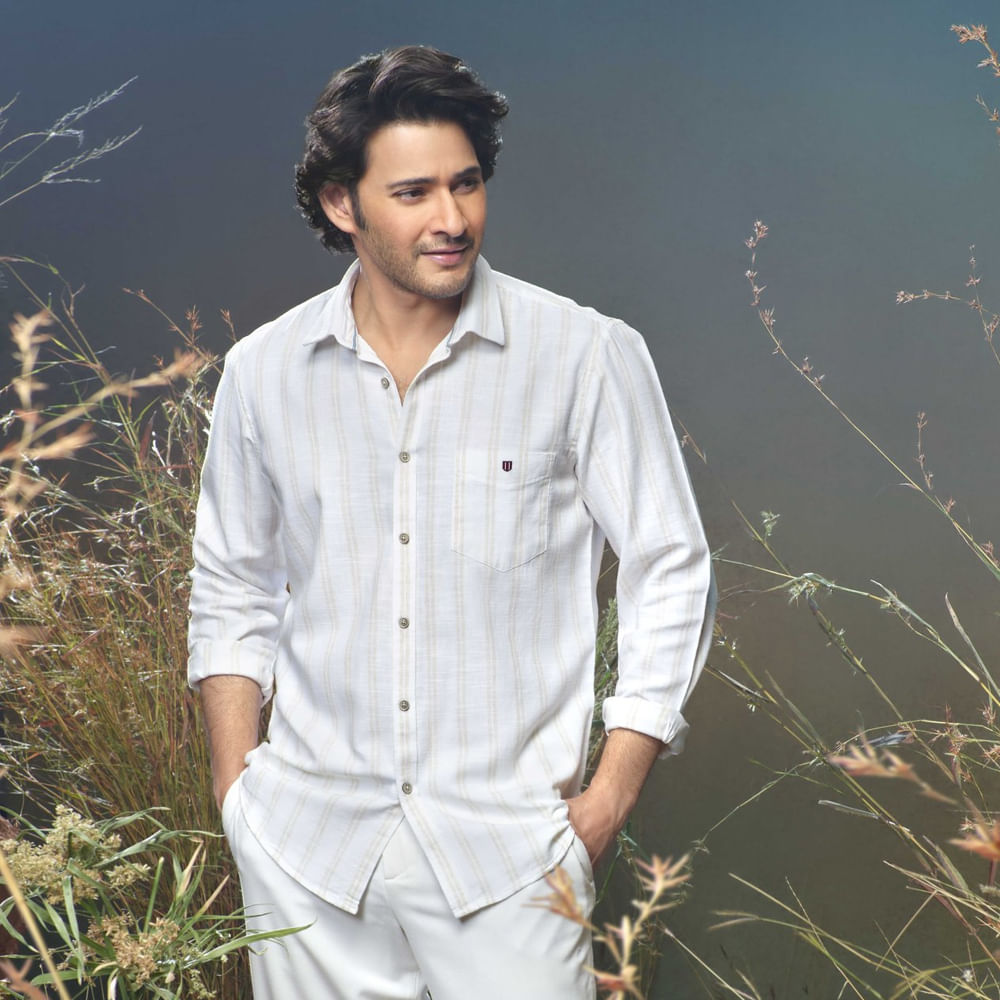 ప్రతీ 15 రోజులకోసారి మహేష్ కొత్త ఫోటోలు సోషల్ మీడియాను షేక్ చేస్తున్నాయి. తాజాగా మరోసారి అదే జరిగింది. సూపర్ కూల్ లుక్స్‌తో అందర్నీ మరోసారి మాయ చేస్తున్నారు సూపర్ స్టార్. ఈ ఫోటోలిప్పుడు బాగా వైరల్ అవుతున్నాయి. ఫోటోస్ సంగతి కాసేపు పక్కనబెడితే.. ఎప్పుడో రిలీజైన గుంటూరు కారం మరోసారి ట్రెండ్ అవుతుంది. 