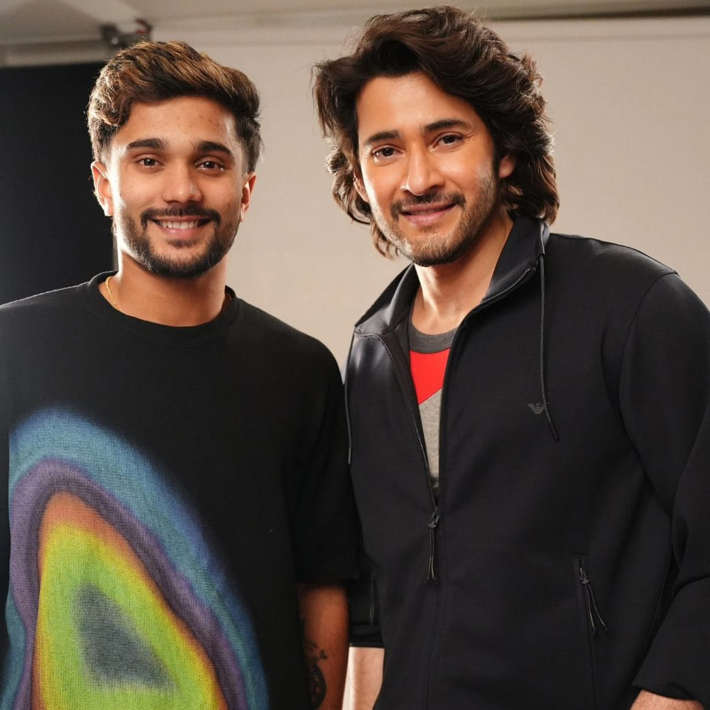 పెద్దగా సెట్ కాకపోవడంతో ఇంకాస్త జుట్టు పెంచి మరో స్టైల్ ట్రై చేద్దామని అనుకున్నారట. అందుకే ఇప్పుడు మహేష్ బేఫికర్గా లుక్ రివీల్ చేస్తున్నారన్నది న్యూస్. జక్కన్న థీమ్లో మహేష్ ఎలా ఉంటారో చూడ్డానికి కౌంట్ డౌన్ స్టార్ట్ అయిందని అంటున్నారు ఫ్యాన్స్.