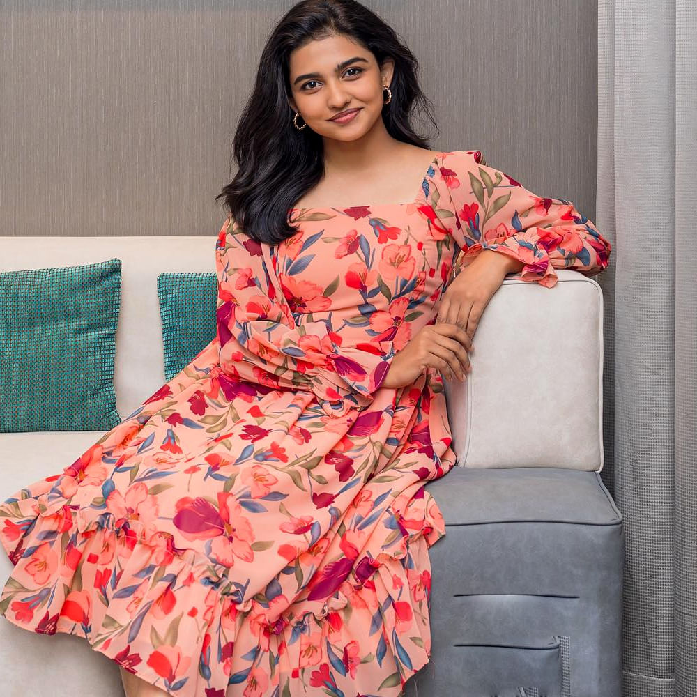 షార్ట్ ఫిలిమ్స్ లో నటించి ప్రేక్షకులను మెప్పించింది మమిత.. ఆతర్వాత సినిమాల్లోకి వచ్చింది. ఇక ఇప్పుడు ప్రేమలు సినిమా సూపర్ హిట్ గా నిలవడంతో ఈ చిన్నదానికి క్రేజీ ఆఫర్స్ వస్తున్నాయని తెలుస్తోంది. 