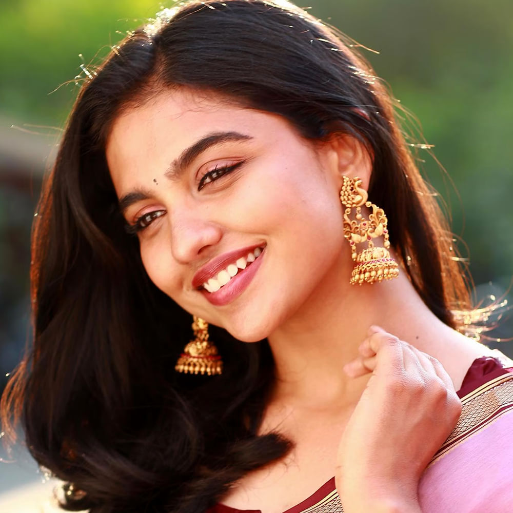 హీరోయిన్ మమితా బైజు అందానికి నటనకు ప్రేక్షకులు ఫిదా అయ్యారు. కేరళలోని కొట్టాయం జిల్లా కిడంగూర్‌లో ఆమె డా.బైజు కృష్ణన్, మినీ బైజు దంపతులకు జన్మించింది.  ఆమెకు మిధున్ బైజు అనే అన్నయ్య ఉన్నాడు 