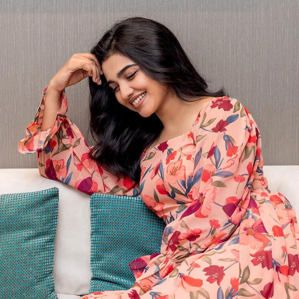 తెలుగులో ఓ యంగ్ హీరో సినిమాలో మమితా బైజు నటిస్తుందని ప్రచారం జరుగుతోంది. ఓ రొమాంటిక్ ఎంటర్టైన్మెంట్ గా తెరకెక్కే సినిమాలో మమితా బైజు హీరోయిన్ గా ఫిక్స్ అయ్యిందని త్వరలోనే అప్డేట్ రానుందని టాక్. 