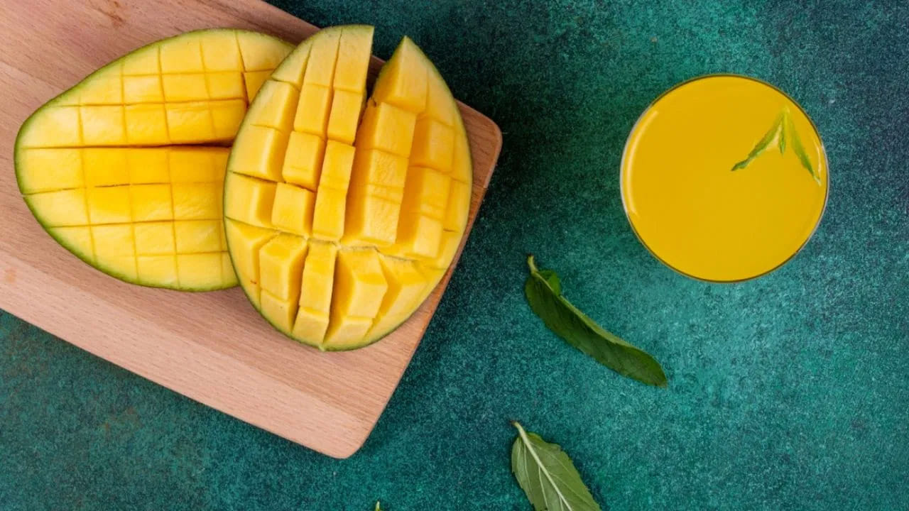 మామిడి పండు సీజన్‌లో శరీరంలోని అదనపు కొవ్వును పోగొట్టుకోవడం కష్టమవుతుందని మీరు అనుకుంటే తప్పుగా భావించినట్లే.. మామిడి పండ్లలో ఫైటోకెమికల్స్ ఉంటాయి. ఇది పెద్ద పరిమాణంలో హానికరం. కానీ చిన్న మొత్తంలో అవి చాలా ప్రయోజనకరంగా ఉంటాయి. మామిడి పండ్లను నీటిలో నానబెట్టడం వల్ల ఫైటోకెమికల్స్ గాఢత తగ్గుతుంది. ఇది శరీర కొవ్వును తగ్గించడంలో సహాయపడుతుంది. మీ బరువును సమర్థవంతంగా తగ్గించడంలో సహాయపడుతుంది.