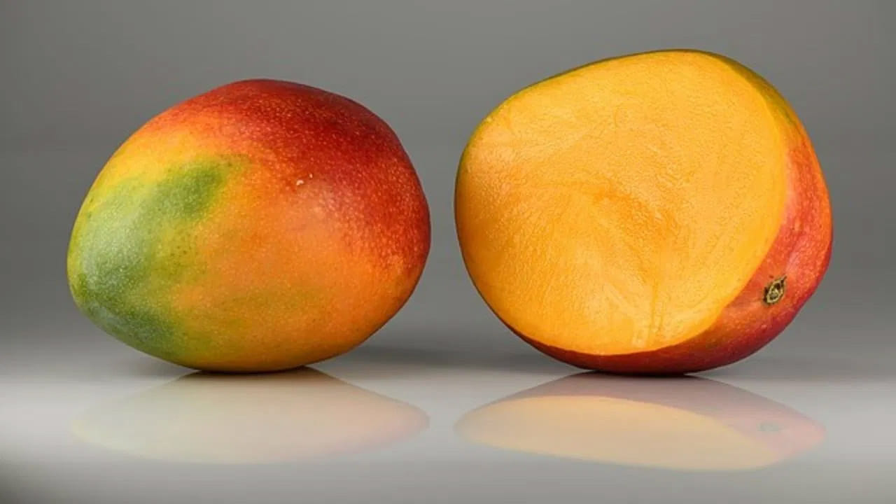 మామిడి శరీరంలో వేడిని పెంచుతుంది. ఇది మొటిమలు, దద్దుర్లు వంటి చర్మ సంబంధిత సమస్యలకు దారితీస్తుంది. ఇది కాకుండా, తలనొప్పి, వికారం లాంటివి కూడా వస్తాయి. దీని గురించి మీరు ఆందోళన చెందాల్సిన అవసరం లేదు. మామిడికాయను కనీసం అరగంట పాటు నీటిలో నానబెట్టడం వల్ల అందులో ఉండే థర్మోజెనిక్ లక్షణాలు తగ్గి వేడి తగ్గుతుంది.