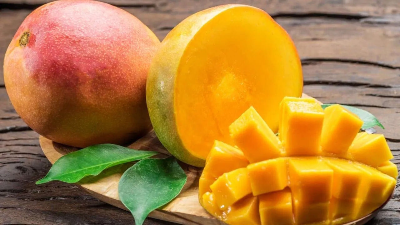 మామిడి పండ్లను ఆర్గానిక్‌గా మార్కెట్‌లో విరివిగా విక్రయిస్తున్నారు. కానీ వాస్తవానికి అవి సేంద్రీయంగా ఉండవచ్చు.. పంట బాహ్యంగా క్రిమిసంహారక రహితంగా ఉన్నప్పటికీ, అది పెరిగిన నేల అదే ప్రమాణాలకు కట్టుబడి ఉండకపోవచ్చు. చాలా వరకు మట్టిలో ఎరువులు, పురుగుమందుల వంటి రసాయనాలు మిళితమై ఉండటం వల్ల ఈ విష రసాయనాలు పండ్లలోకి చేరుతాయి. వాటిని నీటిలో నానబెట్టడం వల్ల వాటిపై ఉండే పురుగుమందులు, రసాయనాలు తొలగిపోతాయి.