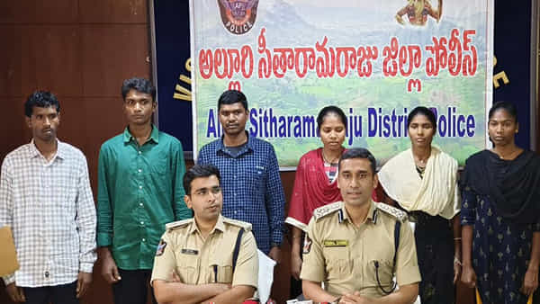 Andhra Pradesh: ఛత్తీస్గడ్ ఎన్కౌంటర్.. ఏపీ పోలీసుల ఎదుట లొంగిపోయిన టాప్ మావోయిస్టులు..