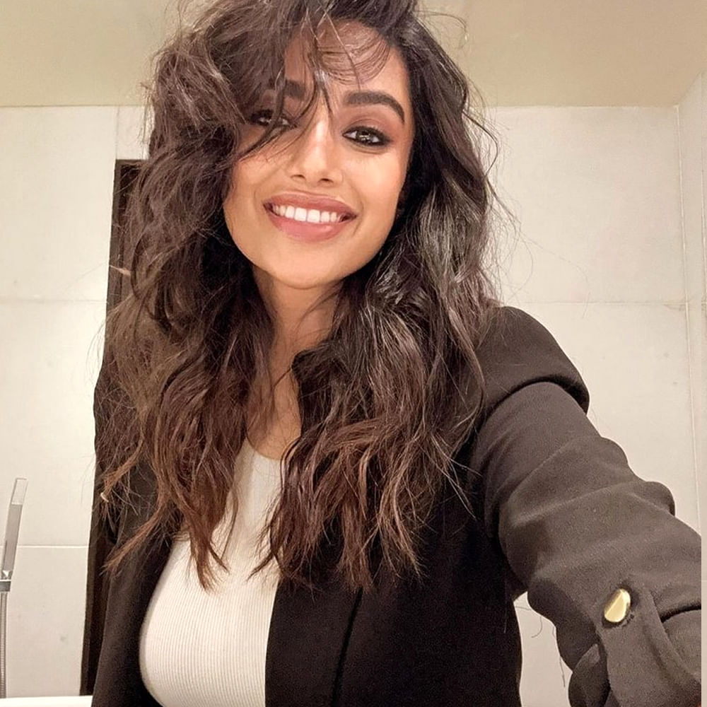 ఇక సోషల్ మీడియాలో యాక్టివ్ గా ఉండే మీనాక్షి తాజాగా కొన్ని ఫోటోలను షేర్ చేసింది. క్రేజీ ఫోజులతో మీనాక్షి కొన్ని ఫోటోలను పంచుకుంది. ఈ ఫొటోస్ ఇప్పుడు వైరల్ గా మారాయి. కుర్రాళ్ళు ఈ ఫోటోలకు క్రేజీ కామెంట్స్ చేస్తున్నారు. 