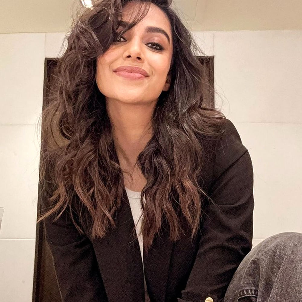 ప్రస్తుతం ఈ బ్యూటీ చేతిలో క్రేజీ ఆఫర్స్ ఉన్నాయి. టాలీవుడ్ యంగ్ హీరోల సినిమాల్లో నటిస్తూనే తమిళ్ ఇండస్ట్రీ పై కూడా దృష్టి పెట్టింది. అక్కడ దళపతి విజయ్ సినిమాలో హీరోయిన్ గా ఎంపిక అయ్యిందని తెలుస్తోంది. 