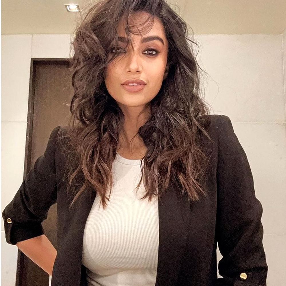 ఆతర్వాత రవితేజ ఖిలాడీ సినిమాలో అవకాశం అందుకుంది మీనాక్షి చౌదరి. ఈ సినిమాలో తన నటనతో పాటు అందంతోనూ కవ్వించింది. వయ్యారాలు ఒలకబోస్తూ అందరి దృష్టి ఆకర్షించింది. 