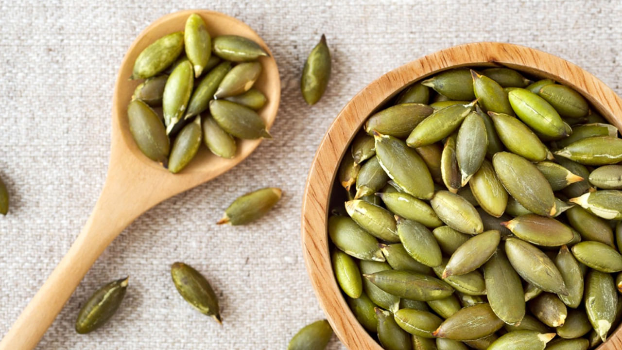 తృణధాన్యాలు, విత్తనాలను తినే ధోరణి ప్రస్తుత కాలంలో బాగా పెరిగింది.. ముఖ్యంగా విత్తనాలు మన రోజువారీ పోషకాలను సులభంగా చేరుకోవడానికి ఖచ్చితంగా సహాయపడుతాయి. వీటిని సాధారణ ఆహారంలో అనేక విధాలుగా చేర్చుకోవచ్చు.. అల్పాహారం నుంచి రాత్రి భోజనం వరకు వీటిని పలు మార్గాలలో తీసుకోవచ్చు.. వేయించడం, నానబెట్టడం.. తినే ఆహారంలో చేర్చుకోవడం.. ఇలా పలు మార్గాలలో తీసుకోవచ్చు.. అలాంటి విత్తనాల్లో గుమ్మడి గింజలు ఒకటి.. గుమ్మడి గింజల్లో.. యాంటీఆక్సిడెంట్లు, ఫైబర్, ఆరోగ్యకరమైన కొవ్వులు, మెగ్నీషియం, ప్రొటీన్లు, మరెన్నో సమృద్ధిగా ఉంటాయి. ఈ విత్తనాలను వాటి ప్రయోజనాల దృష్ట్యా సూపర్‌ఫుడ్‌గా పరిగణిస్తారు.. కావున గుమ్మడికాయ గింజల ప్రయోజనాలేంటో తెలుసుకోండి..