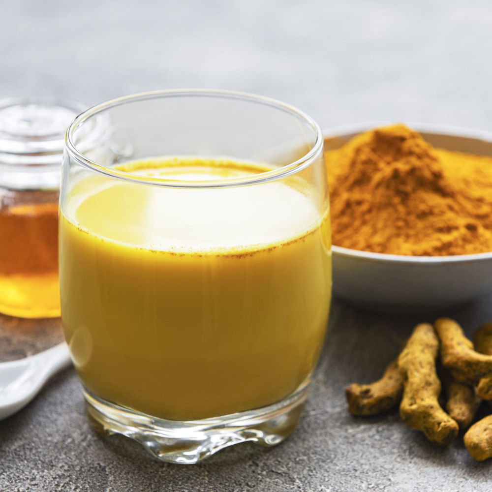 మీ చర్మ సౌందర్యాన్ని ఇనుమడింపచేసే మరో డ్రింక్ పసుపు పాలు. పసుపు పొడిని గోరువెచ్చని పాలు, తేనెతో కలిపి తీసుకోండి. పసుపు చర్మానికి మంచి నిగారింపునిస్తుంది.. మొటిమలు, తామర వంటి చర్మ సమస్యలను నయం చేయడంలో సహాయపడుతుంది.