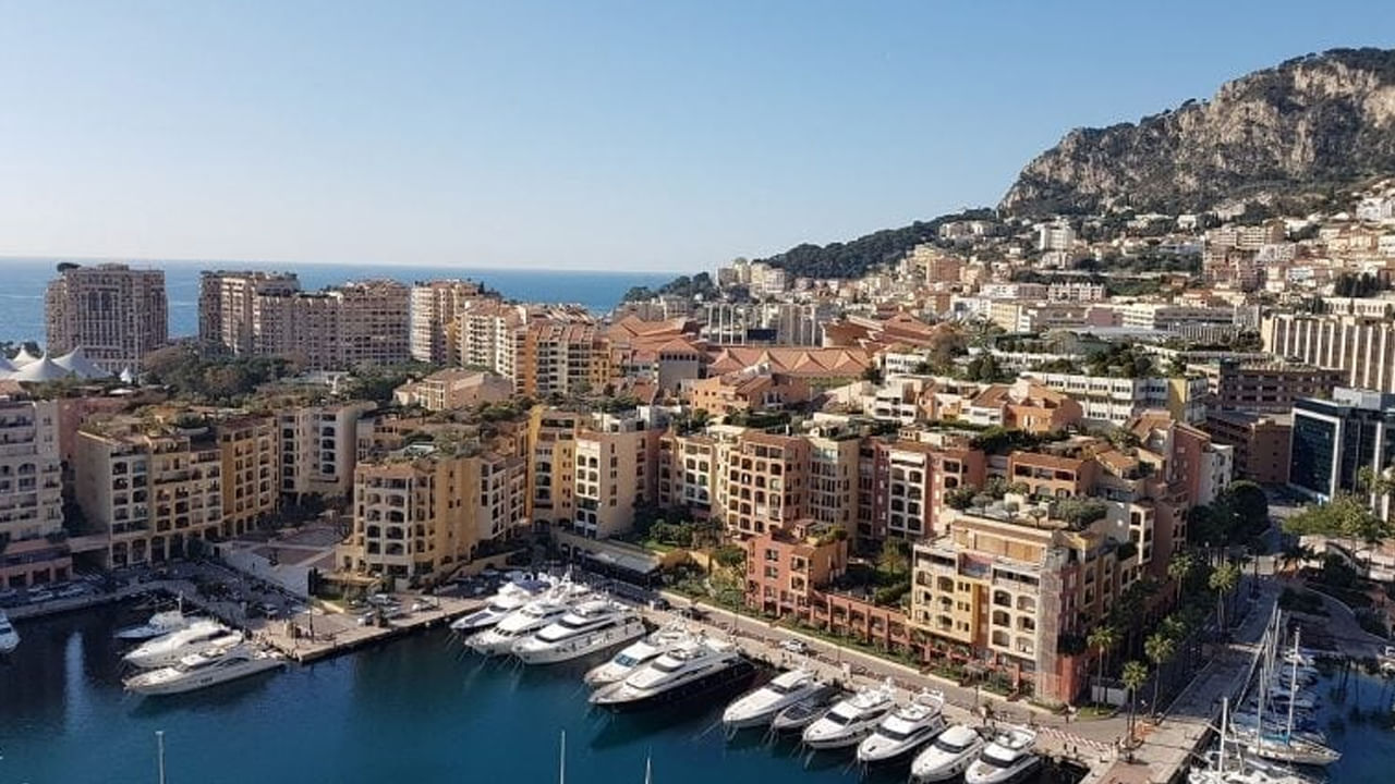 Monaco- మొనాకో: ఫ్రాన్స్ మరియు ఇటలీ మధ్య ఉన్న ఈ దేశంలో విమానాశ్రయం లేదు. మొనాకో జనాభా మరియు ప్రాంతం రెండూ చిన్నవి, దీని కారణంగా ఇక్కడ విమానాశ్రయం లేదు. 