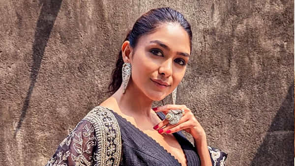 Mrunal Thakur: పిల్లల్ని కనడం పై షాకింగ్ కామెంట్స్ చేసిన మృణాల్ ఠాకూర్.. అంతమాట అనేసిందేంటి.!