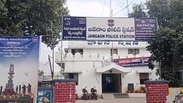 వివాదాలకు కేరాఫ్ అడ్రస్గా మాజీ ఎమ్మెల్యే.. కేసు నమోదు చేసిన పోలీసులు..