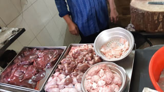 Hyderabad: వామ్మో.. బైక్‌ను ఢీకొట్టిన లారీ.. ఫుట్‌బోర్డ్‌పై నిల్చొని ప్రాణాలు కాపాడుకున్న బైకర్.. షాకింగ్ వీడియో..