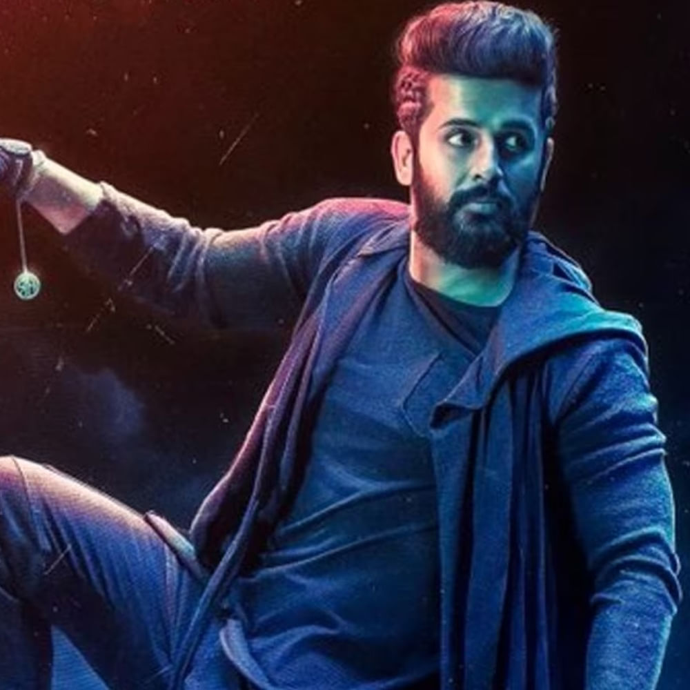 Nithiin: నితిన్‌ హీరోగా నటిస్తున్న సినిమా రాబిన్‌ హుడ్‌. నితిన్‌ గెటప్‌ నుంచి కేరక్టరైజేషన్‌ వరకు ప్రతిదీ డిఫరెంట్‌గా ఉంటుంది. ఈ సినిమాను డిసెంబర్‌ 20న విడుదల చేయనున్నట్టు ప్రకటించారు మైత్రీ మూవీ మేకర్స్. క్రిస్మస్‌ సెలవులు, న్యూ ఇయర్‌ సెలవులు తమ సినిమాకు కలిసి వస్తాయని అన్నారు. 