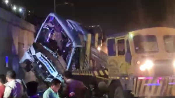 Bus Accident: ఘోర రోడ్డు ప్రమాదం.. వంతెనపై నుంచి పడిపోయిన బస్సు! ఎక్స్గ్రేషియా ప్రకటించిన సీఎం..