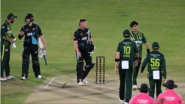 PAK vs NZ: ఇదేందిరా భయ్.. 2 బంతుల్లోనే దుకాణం బంద్.. కట్చేస్తే.. ఫ్యాన్స్కు హ్యాండిచ్చిన పీసీబీ..