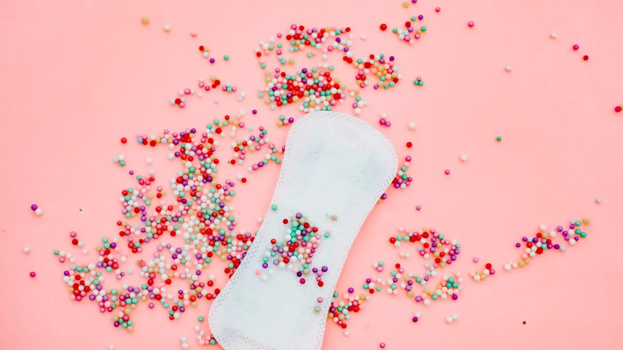 ముందుగా బెడ్ షీట్‌పై మరకపై వాటర్ వేయండి. ఆ తర్వాత టిష్యూ పేపర్ తీసుకుని.. మరకపై ఉంచి.. ఒత్తండి. ఇలా చేస్తే టిష్యూ పేపర్‌కు వచ్చేస్తుంది. దీంతో బెడ్ షీట్‌పై మరక అనేదే ఉండదు. ఆ తర్వాత కొద్దిగా డెటాల్ తో శుభ్రం చేసుకుంటే సరి.
