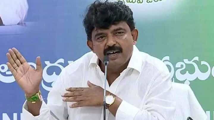 Watch Video: కూటమి మేనిఫెస్టోలో ‘ఫొటోల’ వివాదం.. పేర్ని నాని ఆసక్తికర వ్యాఖ్యలు Watch Video: కూటమి మేనిఫెస్టోలో ‘ఫొటోల’ వివాదం.. పేర్ని నాని ఆసక్తికర వ్యాఖ్యలు