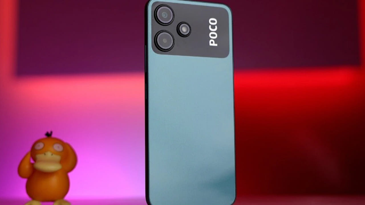 POCO M6 Pro: ఈ స్మార్ట్ ఫోన్ అసలు ధర రూ. 15,999కాగా ప్రస్తుతం అమెజాన్లో రూ. 9,999కే సొంతం చేసుకోవచ్చు. ఈ ఫోన్ను 5జీబీ ర్యామ్, 128 జీబీ స్టోరేజ్తో తీసుకొచ్చారు. ఇందులో 50 ఎంపీ రెయిర్ కెమెరాను అందించారు. అలాగే సెల్ఫీలు, వీడియో కాల్స్ కోసం 8 మెగాపిక్సెల్స్తో కూడిన ఫ్రంట్ కెమెరాను అందించారు.