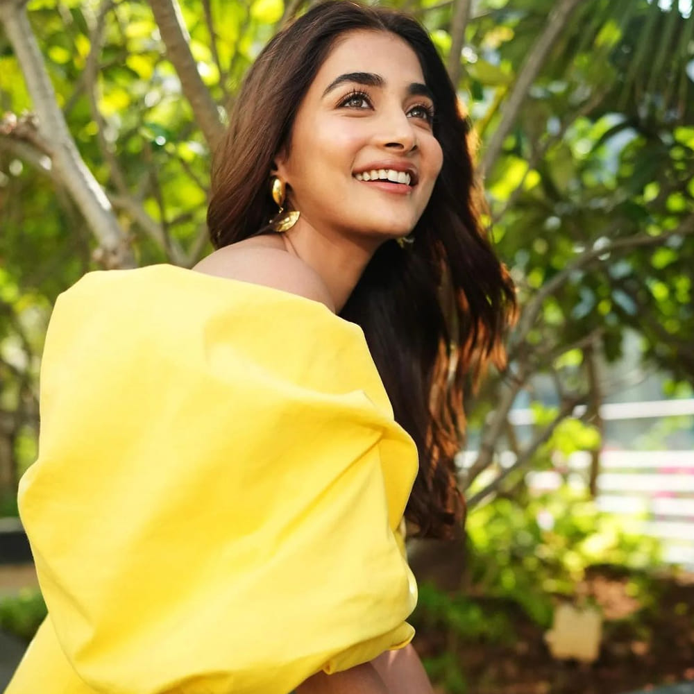 కలిసొచ్చిన ఖాళీని సొంత పనులకు బాగానే వాడుకుంటున్నారు పూజా హెగ్డే. రీసెంట్‌గా బాంద్రాలో తీసుకున్న ఇంటికి ఇంటీరియర్‌ని పూర్తి చేస్తున్నారు.
