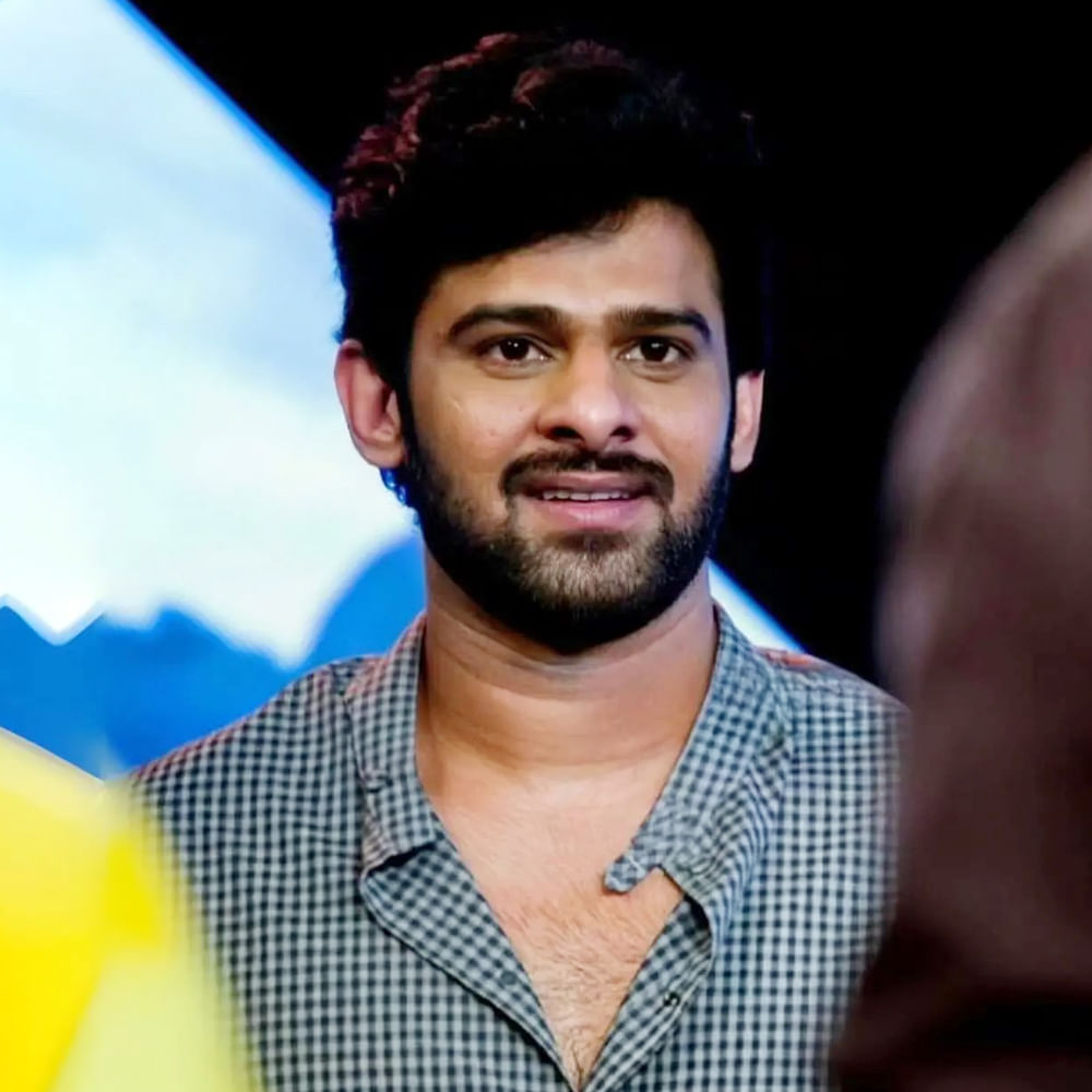 ఇప్పుడు నిధితో సన్నివేశాల చిత్రీకరణలో పాల్గొంటున్నారు. టాలీవుడ్లో సరైన సక్సెస్ కోసం ఎదురుచూస్తున్న నిధి అగర్వాల్, రాజాసాబ్ మీద బోలెడన్ని హోప్స్ పెట్టుకున్నారు. మా డార్లింగ్.. ఓ వైపు సలార్ సక్సెస్ని కంటిన్యూ చేయాలి... ఇంకో వైపు ఇంతమంది అమ్మాయిల విష్లిస్ట్ ని ఫుల్ఫిల్ చేయాలి అని ముచ్చటపడుతున్నారు ఫ్యాన్స్.