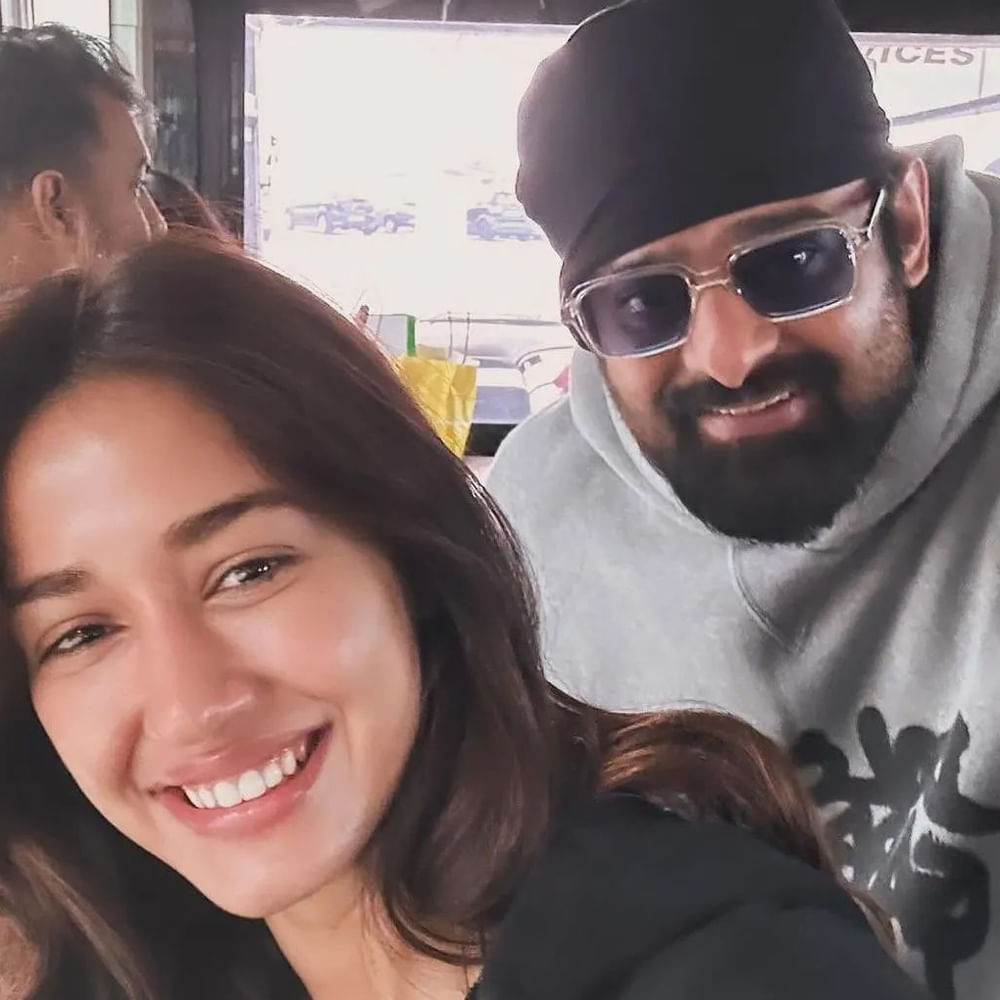 ఆఫ్ స్క్రీన్, ఆన్లైన్లో గ్లామర్ ఫొటోలు షేర్ చేయడంలో ఎప్పుడూ ముందుంటారు మాళవిక మోహనన్. ఎప్పుడూ హాట్ ఫొటోషూట్లతో కుర్రకారును కవ్వించే ఈ బ్యూటీ త్వరలోనే ప్రభాస్ పక్కన స్క్రీన్స్ మీద సందడి చేయడానికి సిద్ధమవుతున్నారు. మాళవికతో ఆల్రెడీ షూటింగ్ చేసిన డార్లింగ్,