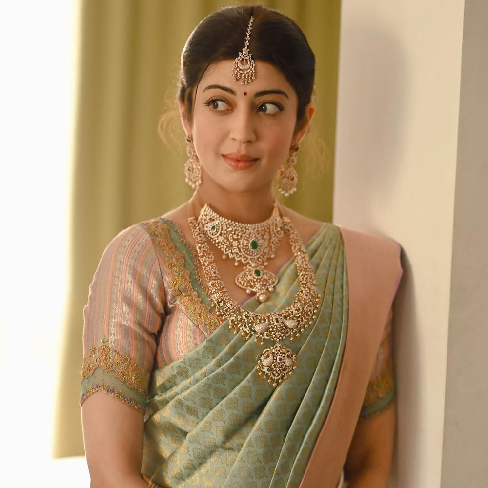  ఆ తర్వాత సిద్ధార్థ్ సరసన నటించిన బావ సినిమాతో గుర్తింపు తెచ్చుకుంది. కానీ అంతగా అవకాశాలు రాలేదు. త్రివిక్రమ్, పవన్ కళ్యాణ్ కాంబోలో వచ్చిన అత్తారింటికి దారేది సినిమాతో ఈ అమ్మాడి క్రేజ్ మారిపోయింది. 