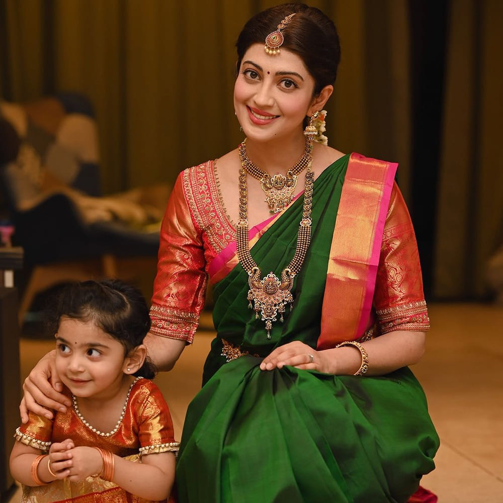  వరుస ఫోటోస్ షేర్ చేస్తూ తిరిగి రీఎంట్రీ ఇచ్చేందుకు ప్రయత్నిస్తుంది. తాజాగా ఆకుపచ్చ పట్టుచీరలో కుందనపు బొమ్మల మెరిసిపోయింది ప్రణీత. అంతేకాదు.. తన కూతురితో కలిసి ప్రణీత దిగిన ఫోటోస్ ఇప్పుడు నెట్టింట వైరలవుతుంది. 