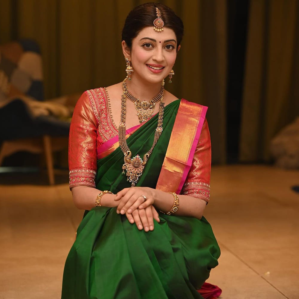 అలాగే ఎన్టీఆర్ తో రభస, మహేష్ బాబుతో బ్రహ్మోత్సవం సినిమాల్లో నటించి అలరించింది. తెలుగులో ఈ బ్యూటీకి సెపరేట్ ఫ్యాన్ బేస్ ఉంది. అయితే అందం, అభినయం ఎంత ఉన్నా ఈ ముద్దుగుమ్మకు అనుకున్నంతగా అవకాశాలు మాత్రం రాలేదు. 