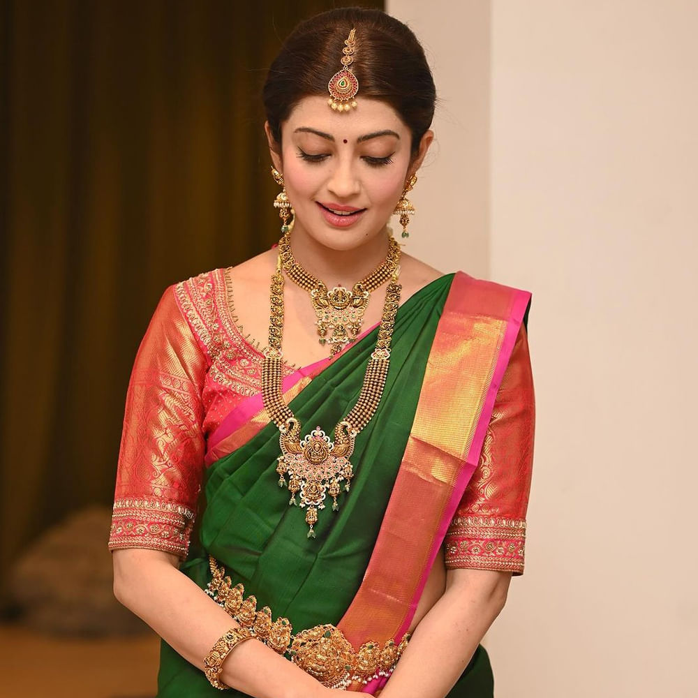 ప్రణీత కూతురు కూడా అచ్చం తల్లిలాగే ఎంతో అందంగా ముద్దుగా కనిపిస్తుంది. పట్టుచీరలో సంప్రదాయ పద్దతిలో కనిపిస్తున్న 