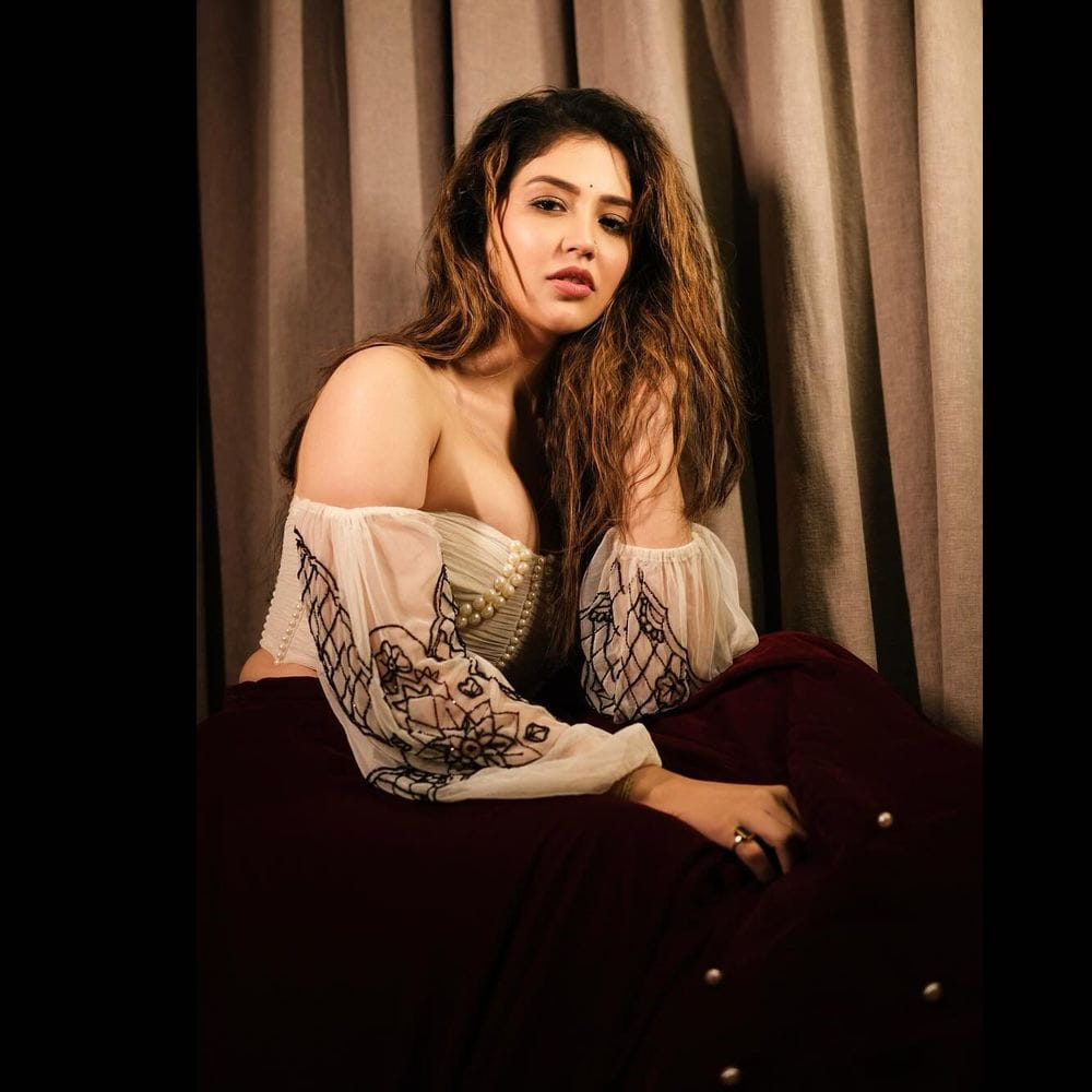 హీరోయిన్ ప్రియాంక జవాల్కర్ అభిమానులకు షాకిచ్చింది. ఇన్నాళ్లు అందమైన ట్రెడిషనల్ ఫోటోస్ షేర్ చేస్తూ నెట్టింట సందడి చేసిన ఈ అమ్మడు.. ఇప్పుడు గ్లామర్ గేట్స్ ఎత్తేసింది. స్టన్నింగ్ లుక్స్ తో మైండ్ బ్లాంక్ చేస్తుంది. 