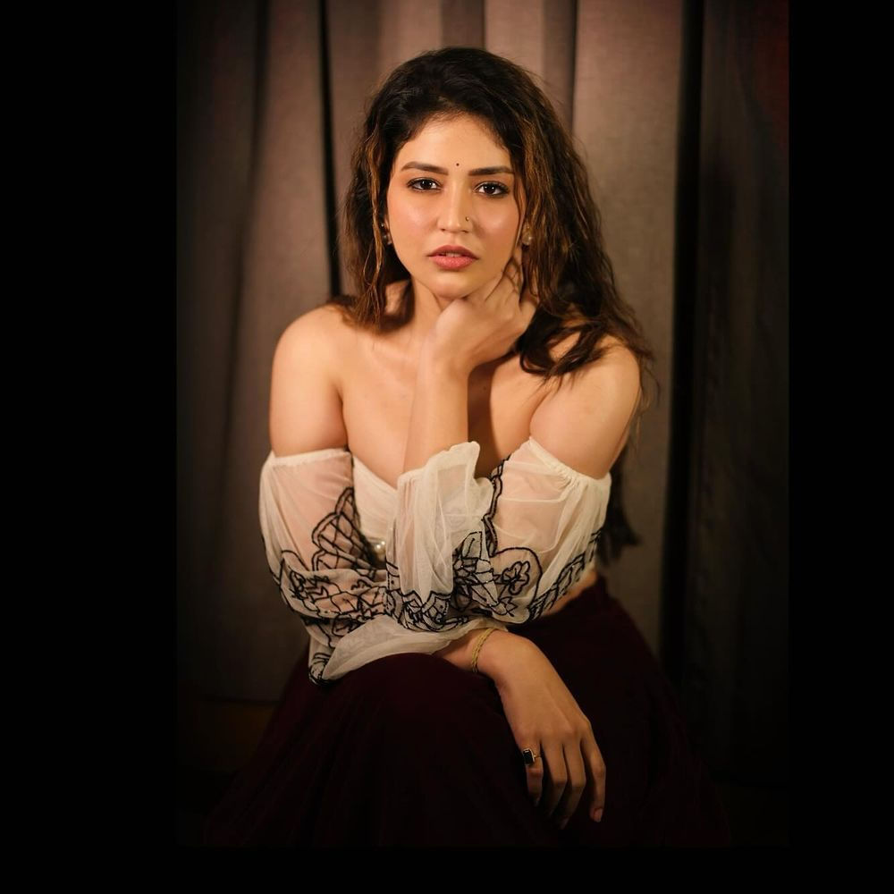 తాజాగా ఈ బ్యూటీ షేర్ చేసిన ఫోటోస్ వైరలవుతున్నాయి. లేటేస్ట్ స్టైలీష్ డ్రెసింగ్.. ఉంగరాల జుట్టుతో కట్టిపడేస్తోంది. ఇటీవలే సిద్దూ జొన్నలగడ్డ, అనుపమ పరమేశ్వరన్ కలిసి నటించిన టిల్లు స్క్వేర్ సినిమాలో మెరిసింది. 