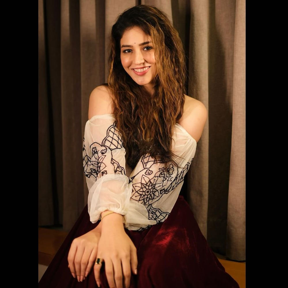 ప్రియాంక జవాల్కర్ 2017లో కలవరమయే సినిమాతో నటిగా తెరంగేట్రం చేసింది. అయితే ఈ సినిమా ఈ ముద్దుగుమ్మకు అంతగా గుర్తింపు తీసుకురాలేదు. ఆ తర్వాత విజయ్ దేవరకొండ సరసన టాక్సీవాలా సినిమాలో మెరిసింది. 