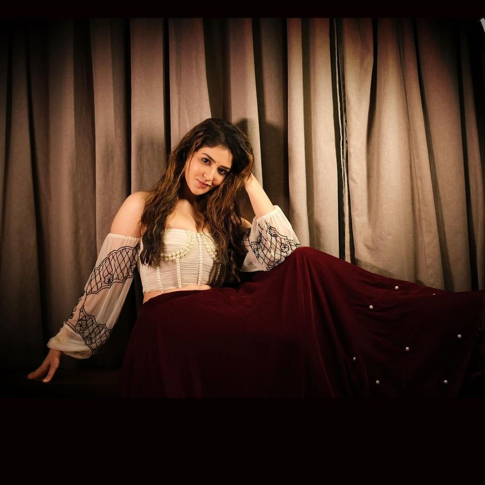 చాలా రోజులుగా సినిమాలకు దూరంగా ఉన్న ముద్దుగుమ్మ ఇటీవలే టిల్లు స్క్వేర్ సినిమాలో కనిపించింది. అటు సినిమాల్లో కనిపించని ఈ అందాల తార నెట్టింట మాత్రం నిత్యం సందడి చేస్తుంది. 