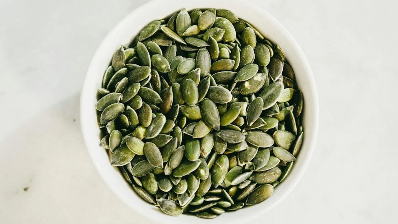 మెగ్నీషియం పుష్కలంగా ఉంటుంది: గుమ్మడికాయ గింజల్లో మెగ్నీషియం పుష్కలంగా ఉంటుంది.. నరాలు, కండరాల పనితీరులో మెగ్నీషియం కీలక పాత్ర పోషిస్తుంది. న్యూరోట్రాన్స్మిటర్ కార్యకలాపాలను, కండరాల సంకోచాలను నియంత్రించడంలో సహాయపడుతుంది. గుమ్మడికాయ గింజలు తీసుకోవడం వల్ల ఆరోగ్యకరమైన నాడీ వ్యవస్థ ఏర్పడటంతోపాటు.. కండరాల తిమ్మిరి, నొప్పులను నివారిస్తుంది.