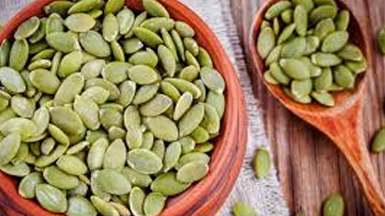 పురుషుల సంతానోత్పత్తిని పెంచుతుంది: గుమ్మడికాయ గింజలను క్రమం తప్పకుండా తీసుకోవడం పురుషులలో సంతానోత్పత్తిని మెరుగుపరుస్తుంది. అవి జింక్లో పుష్కలంగా ఉంటాయి. ఇవి శీఘ్రస్ఖలనం సమస్యలు, లైంగిక ప్రేరణతో సహా సంతానోత్పత్తి సమస్యలను పెంచడంలో సహాయపడతాయి.