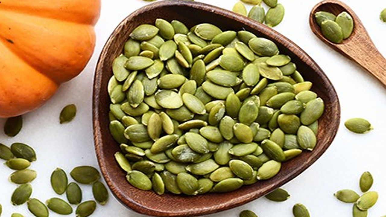 ఆరోగ్యకరమైన కొవ్వులు: గుమ్మడికాయ గింజలు పిండి పదార్థాలు, ప్రొటీన్ల కంటే ఎక్కువ కొవ్వును అందిస్తాయి. అధ్యయనాల ప్రకారం, గుమ్మడికాయ గింజల్లోని కొవ్వులో ఎక్కువగా మోనోఅన్శాచురేటెడ్, పాలీఅన్శాచురేటెడ్ కొవ్వు ఉంటుంది. ఇవి చెడు కొలెస్ట్రాల్ స్థాయిలను తగ్గించడంలో సహాయపడతాయి. ఇంకా గుండె జబ్బులు, స్ట్రోక్ ప్రమాదాన్ని తగ్గిస్తుంది.