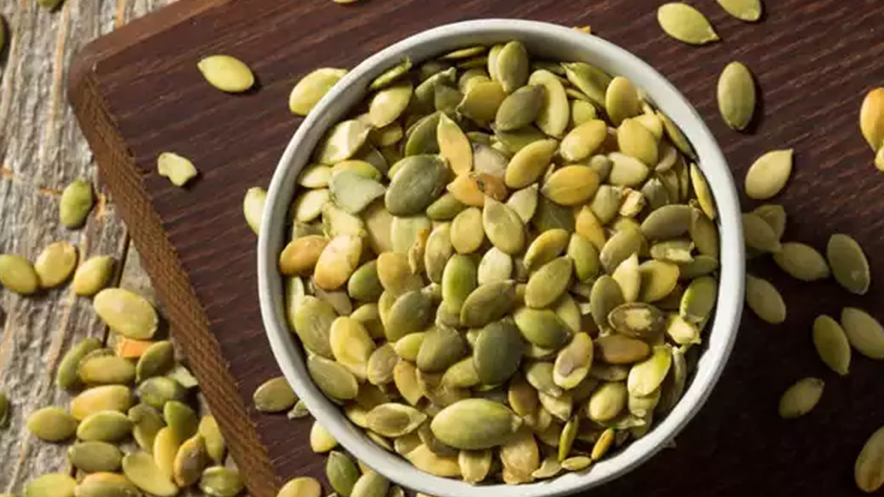 బరువు తగ్గడానికి సహాయం చేస్తుంది: గుమ్మడికాయ గింజలలో ప్రోటీన్, ఆరోగ్యకరమైన కొవ్వులు, ఫైబర్ పుష్కలంగా ఉంటాయి.. ఇవి బరువు నిర్వహణ ప్రయత్నాలకు మద్దతునించి తగ్గేలా చేస్తాయి. భోజనం తర్వాత తింటే.. కడుపు నిండుగా మారి.. అతిగా తినడాన్ని నియంత్రిస్తాయి.