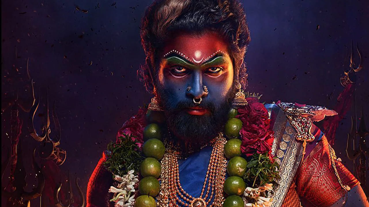  అల్లు అర్జున్ పుట్టిన రోజు సందర్భంగారిలీజైన పుష్ప2  టీజర్ యూట్యూబ్ ను షేక్ చేస్తోంది. మిలియన్ల కొద్దీ వ్యూస్ రాబడుతూ గత రికార్డులను బద్దలు కొడుతోంది.  ఇందుల పట్టుచీర కట్టుకుని, మెడలో నిమ్మకాయల మాల, ఒంటినిండా బంగారు ఆభరణాలతో అమ్మోరు గెటప్ లో కనిపించాడు బన్నీ. 
