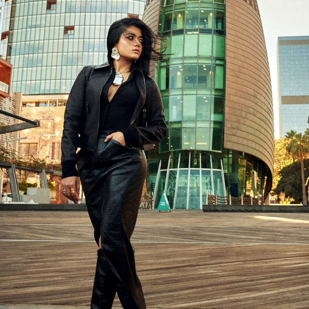 నటి రష్మిక మందన్న వరుస సినిమాలతో ఫుల్ బిజీగా ఉంది. పుష్ప సినిమాతో పాన్ ఇండియా స్టార్ గా మారిపోయింది ఈ చిన్నది. రష్మికకు జంతువులంటే ప్రత్యేకమైన ప్రేమ. ఈ బ్యూటీ తరచుగా తన కుక్కలతో ఫోటోలను షేర్ చేస్తుంటుంది. ఇప్పుడు రష్మిక షేర్ చేసిన కొత్త వీడియో వైరల్‌గా మారింది. దీన్ని బట్టి రష్మికకు జంతువులంటే ఎంత ఇష్టమో తెలుస్తుంది.