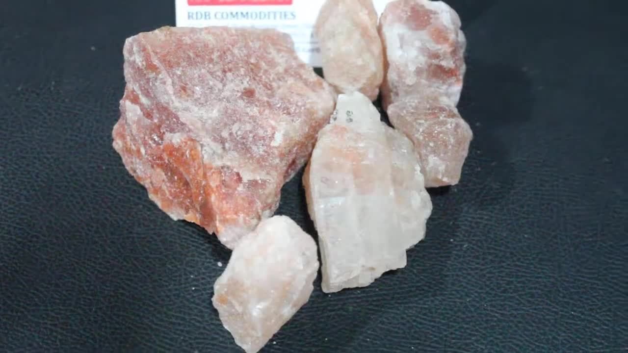 కళ్లు ఉప్పును వంటల్లో ఉపయోగించడం వల్ల వంటలు కూడా రుచిగా ఉంటాయి. కళ్లు ఉప్పును కేవలం వంటల్లోనే కాకుండా ఆయుర్వేదంలో కూడా పలు రకాల సమస్యలు తగ్గించడానికి ఉపయోగిస్తారు. ఈ కళ్లు ఉప్పులో పొటాషియం, మెగ్నీషియం ఎక్కువగా ఉంటాయి.
