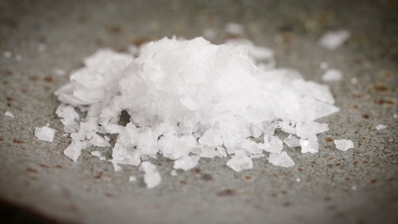 కళ్లు ఉప్పు తింటే.. శరీరంలో రోగ నిరోధక శక్తిని పెరుగుతుంది. తక్షణమే ఎనర్జీ లెవల్స్ కూడా పెరుగుతాయి. తిన్న ఆహారం కూడా త్వరగా జీర్ణం కావడానికి ఉప్పు సహకరిస్తుంది. అంతే కాకుండా నిద్ర లేమి సమస్యలను కూడా తగ్గుతాయి.
