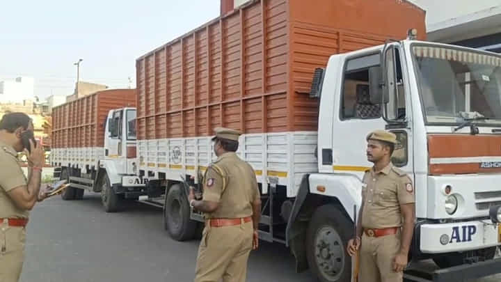 AP News: కంటైనర్ను ఆపిన పోలీసులు.. డౌట్ వచ్చి.. లోపల చెక్ చేస్తే కళ్లు చెదిరేలా.! AP News: కంటైనర్ను ఆపిన పోలీసులు.. డౌట్ వచ్చి.. లోపల చెక్ చేస్తే కళ్లు చెదిరేలా.!