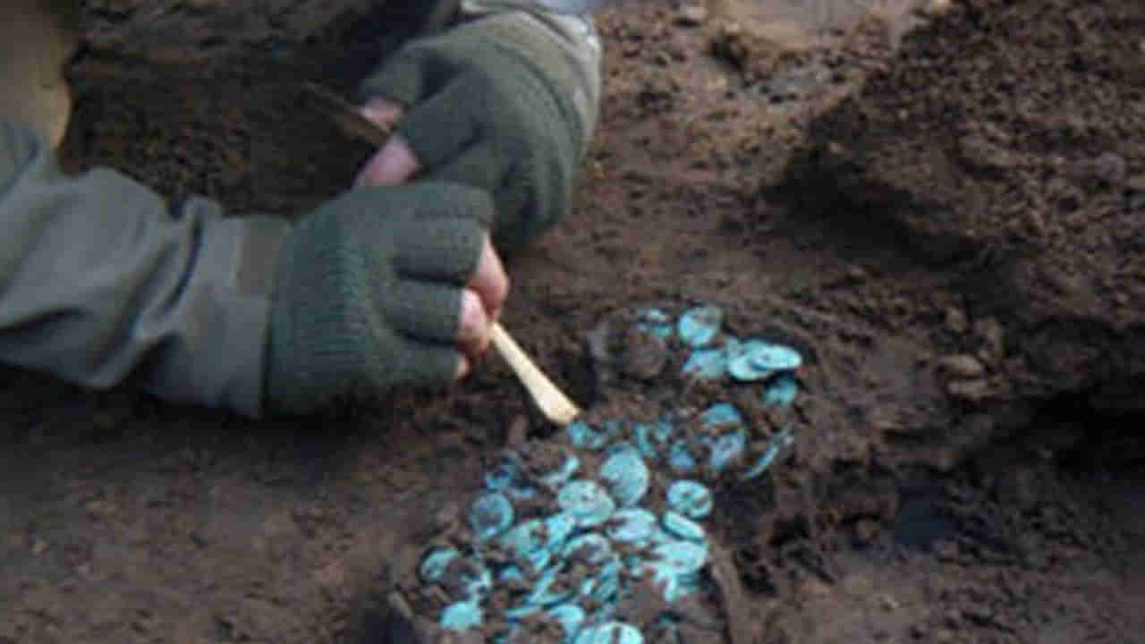 Viral Video: తవ్వకాలు జరుపుతుండగా కనిపించిన పురాతన కుండ.. దాన్ని ఓపెన్ చేయగా కళ్లు చెదిరే.!